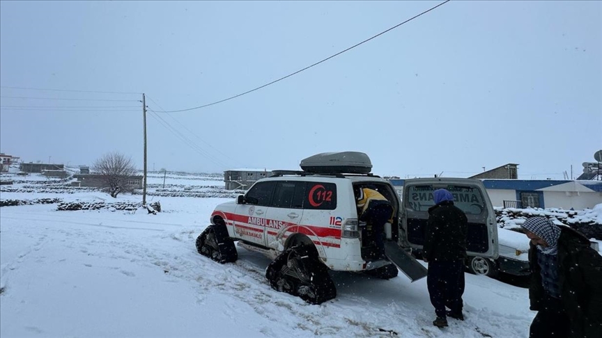 Şanlıurfa'da yolu kardan kapanan kırsaldaki hastaya paletli ambulansla ulaşıldı