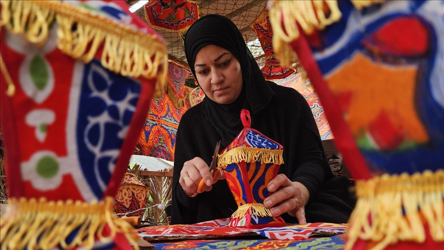 لإسعاد نازحين بغزة.. ريهان تحول كراتين مساعدات لفوانيس رمضان (تقرير)
