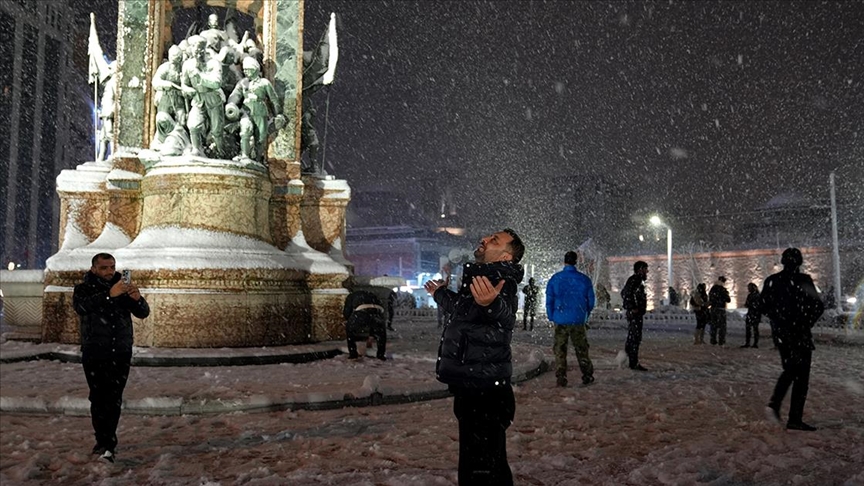 İstanbul'da kar şiddetini artırarak devam ediyor