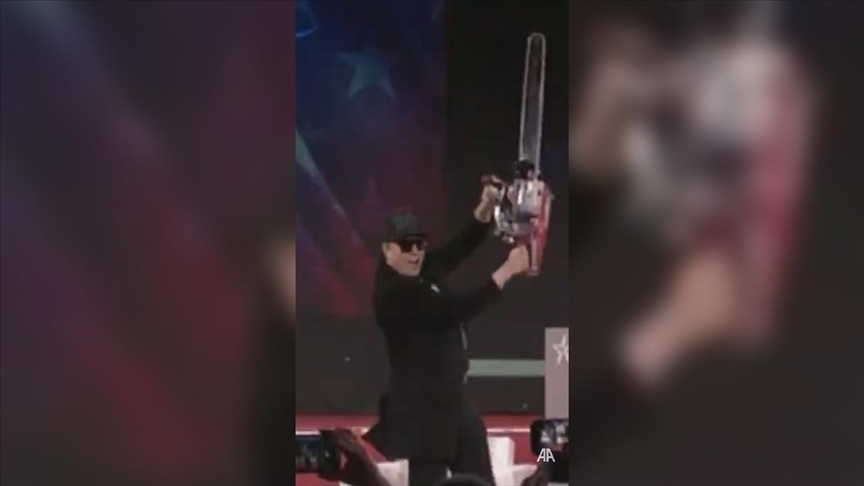 Elon Musk, Arjantin Devlet Başkanı'nın hediye ettiği "altın testere" ile sahnede şov yaptı