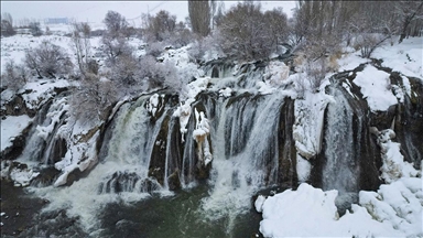 Muradiye Şelalesi'nin çevresi beyaza büründü