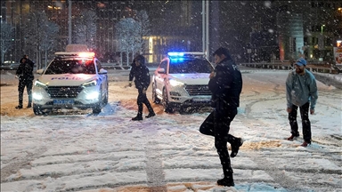 İstanbul Taksim'de polis ile vatandaşlar kar topu oynadı