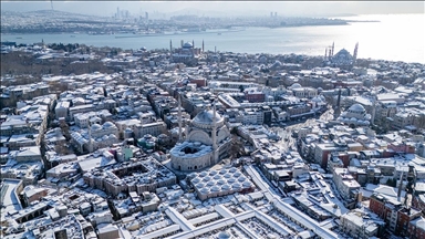 İstanbul'un bazı bölgelerinde kar yağışı etkisini artırdı