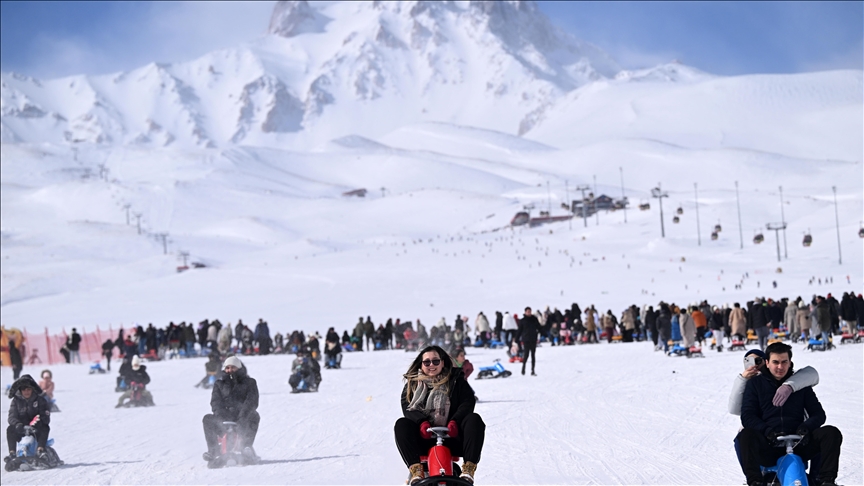 "İç Anadolu'nun zirvesi" Erciyes'te pistler kayakseverlerle doldu