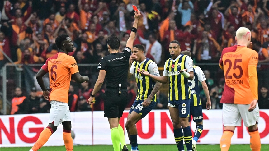Derbide kartlar havada uçuşuyor