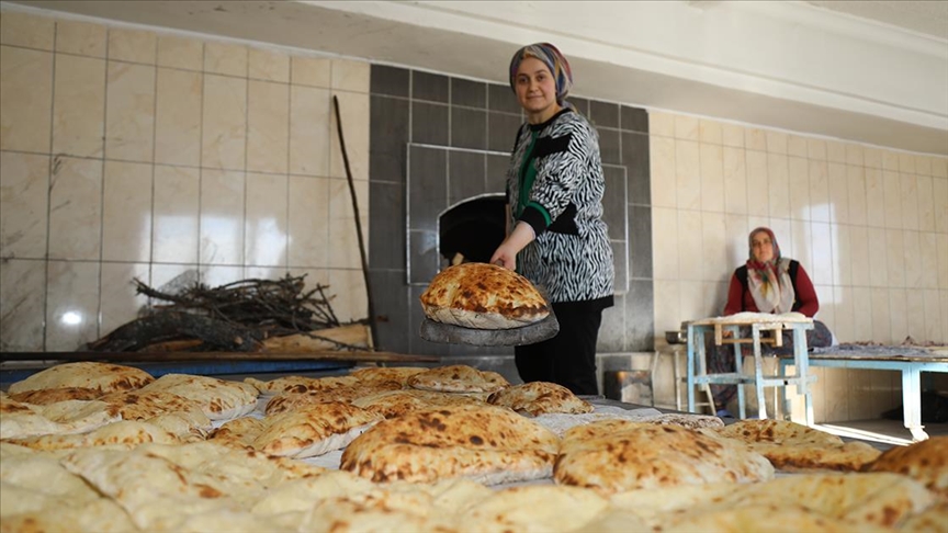 Ankaralı kadınlar ramazan öncesi imece usulü döşeme ekmeği mesaisinde