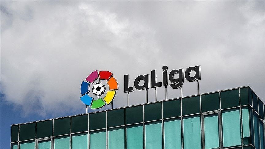 Espagne : Les supporters du club de football Deportivo Alaves brandissent des cartons rouges à l'encontre d'Israël