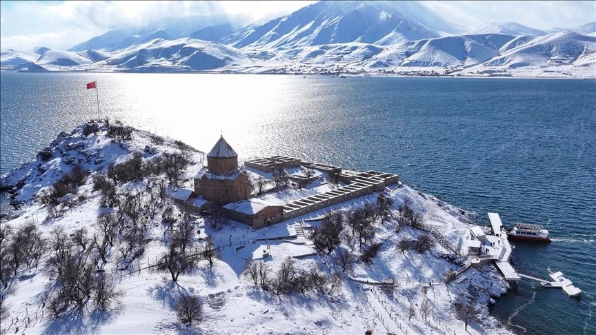 تركيا.. جزيرة آق دمر في بحيرة وان تكتسي باللون الأبيض