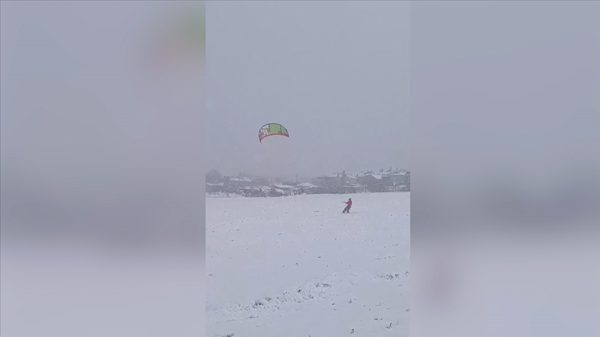 İstanbul'da bir kişinin uçurtma kayağı yapması kamerada