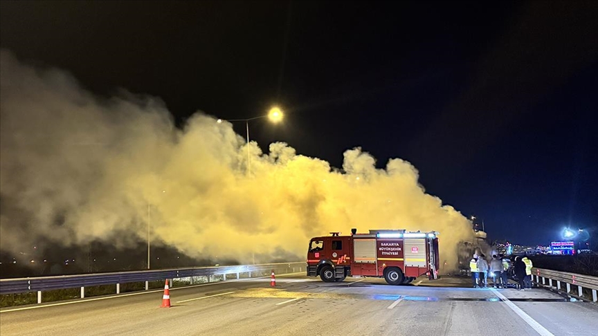 Kuzey Marmara Otoyolu'nun Ankara istikameti Akyazı kesiminde tır yangını nedeniyle trafik tek şeritten sağlanıyor