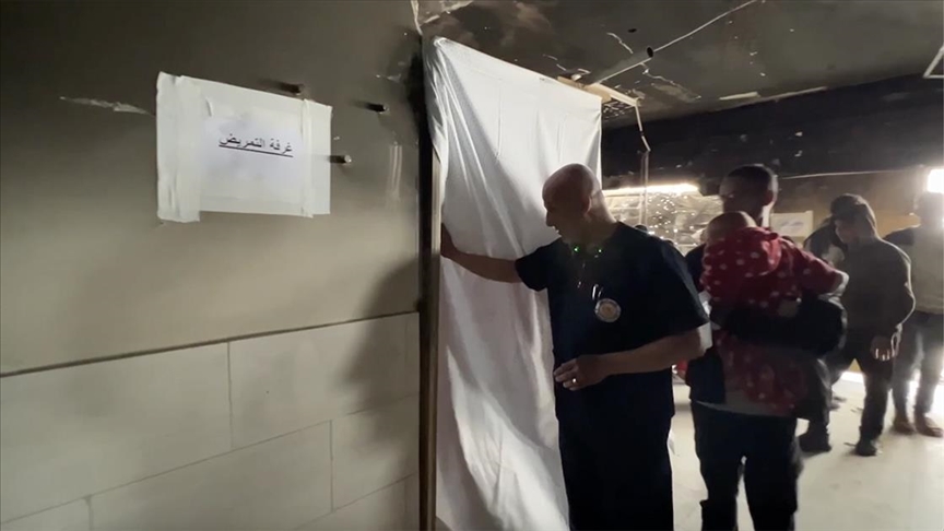 İsrail'in defalarca bombaladığı ve ateşe verdiği Kemal Advan Hastanesi çadırda sağlık hizmeti veriyor