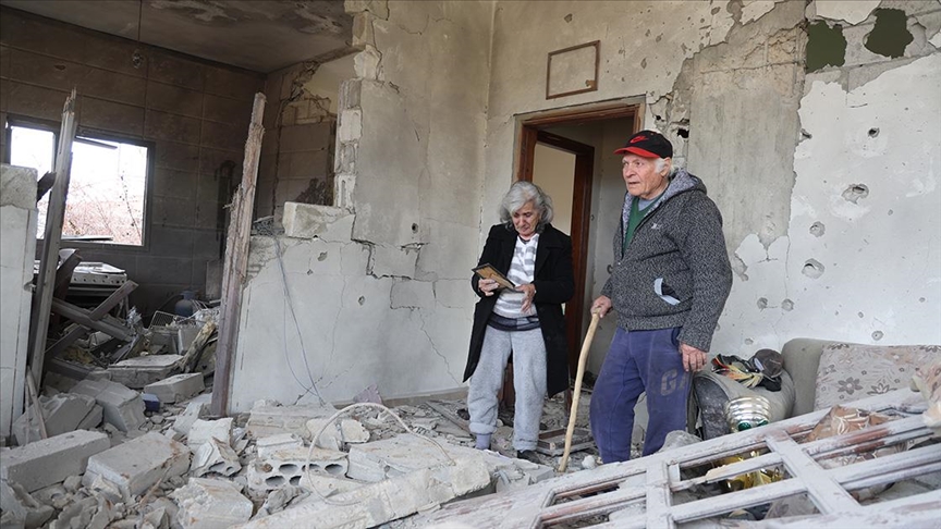 İsrail'in yerle bir ettiği Lübnan'ın Sarada beldesi sakinleri, zeytin ağaçlarıyla birlikte topraklarından koparıldı