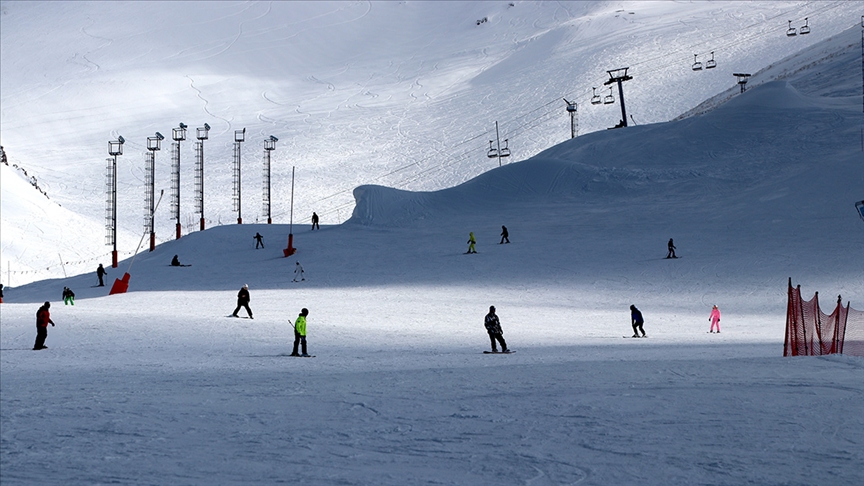 Kayak merkezlerinde en fazla kar kalınlığı 161 santimetreyle Palandöken'de ölçüldü