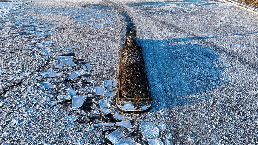 Брод плови низ мразот на реката Хадсон во Њујорк
