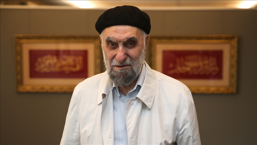 "شيخ الخطاطين" حسن جلبي.. ستون عاما برفقة اليراع (بروفايل)