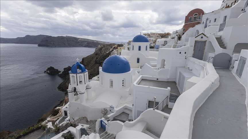 Qendra e turizmit të Greqisë, Santorini me rrugët boshe i ngjan një qyteti fantazmë