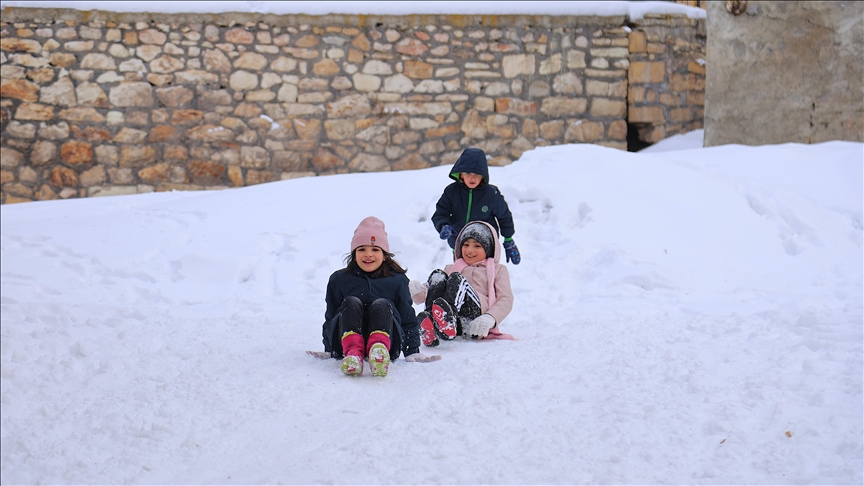 Bazı il ve ilçelerde kar nedeniyle okullar tatil edildi