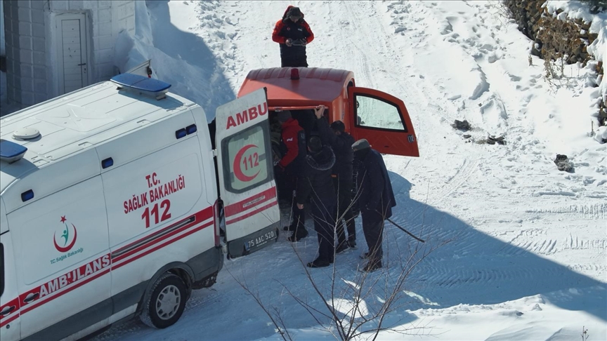 Ardahan'da kar nedeniyle köyde mahsur kalan hasta paletli araçla kurtarıldı