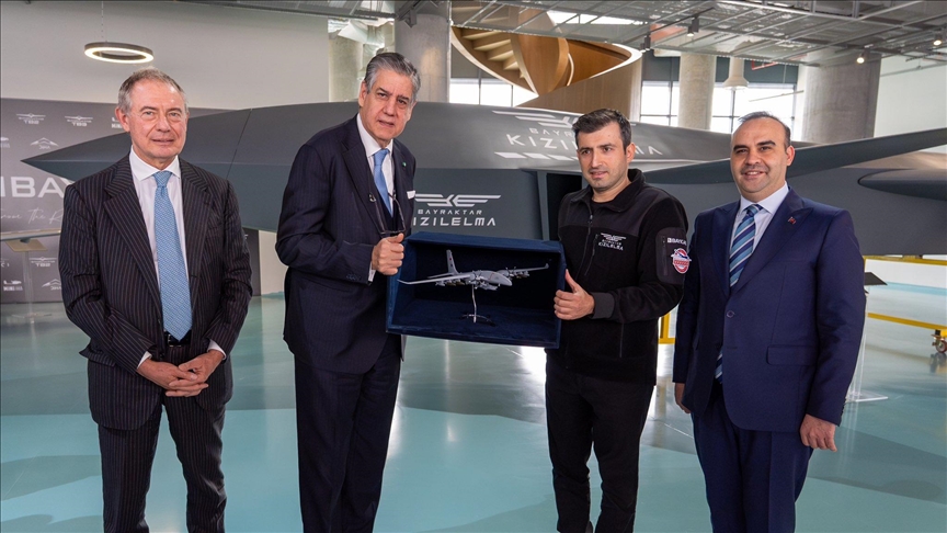 Italian defense company Leonardo to boost efforts for cooperation with Türkiye's Baykar