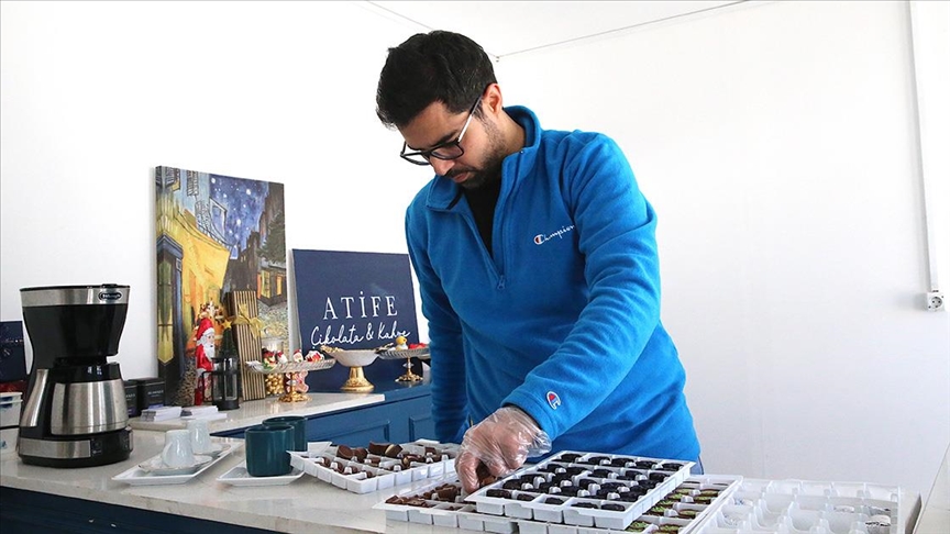 Prefabrik çarşı, depremde kaybettiği dükkanı "Atife" ile yeniden kavuşmasını sağladı