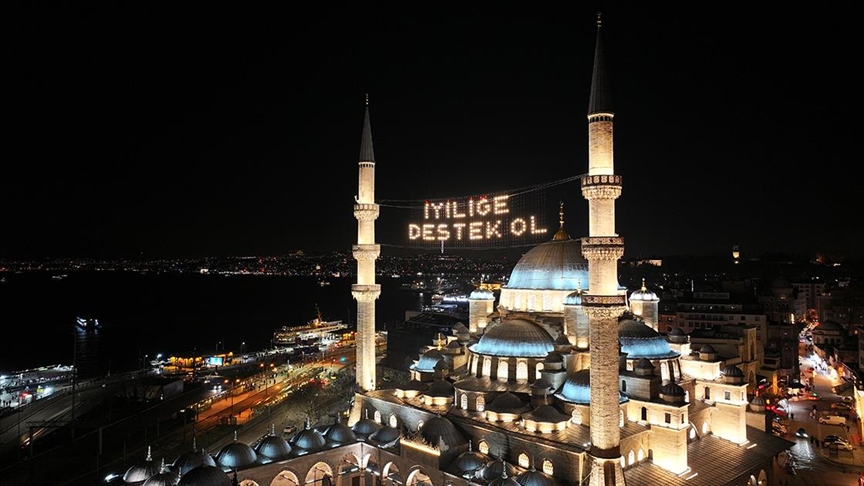 İstanbul'daki camiler mahyalarla süsleniyor
