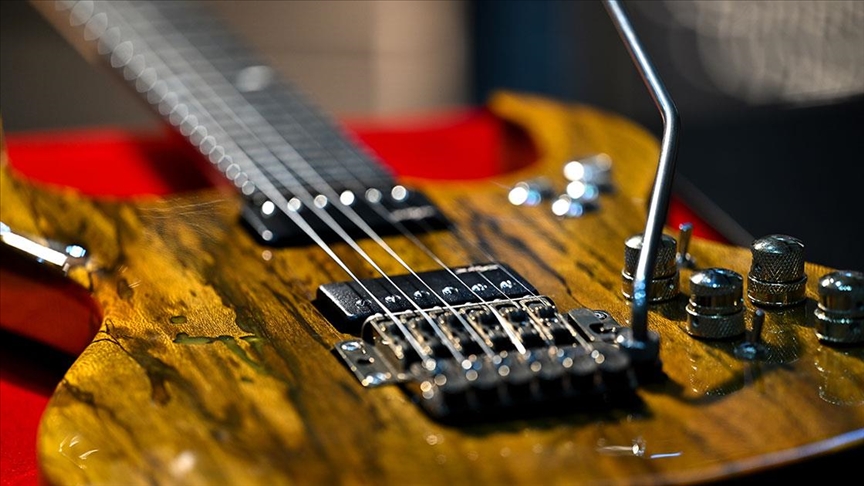 Müzisyen Cem Köksal hobi olarak başladığı gitar üretiminde dünyaya açılıyor