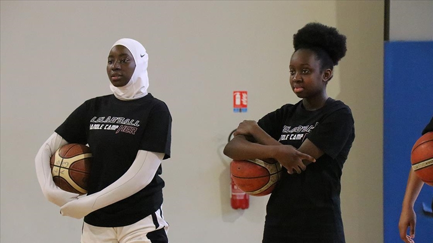 Fransa'da başörtülü basketbolcular özgürce spor yapabilmek istiyor