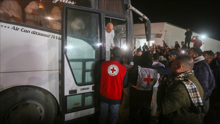Gaza government discusses prisoner exchange process with Red Cross delegation