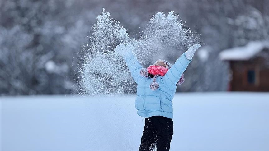 Bazı illerde kar yağışı nedeniyle eğitime ara verildi