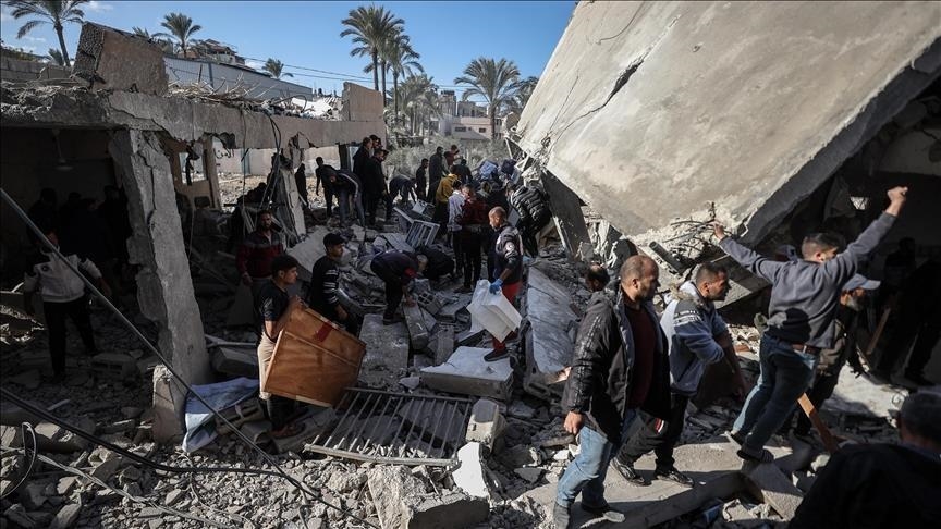 Kompleks perumahan di Gaza yang dibom Israel runtuh