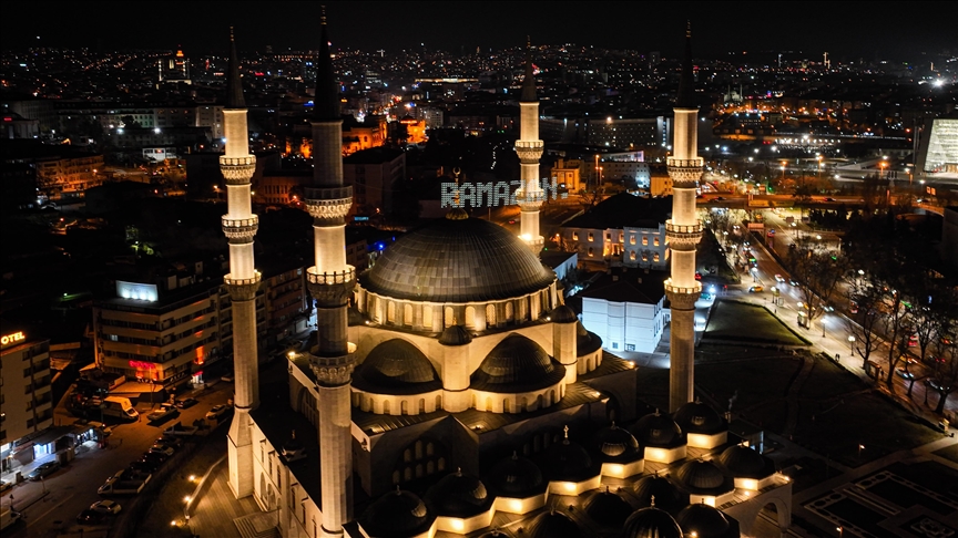 Ankara'daki camiler mahyalarla süsleniyor