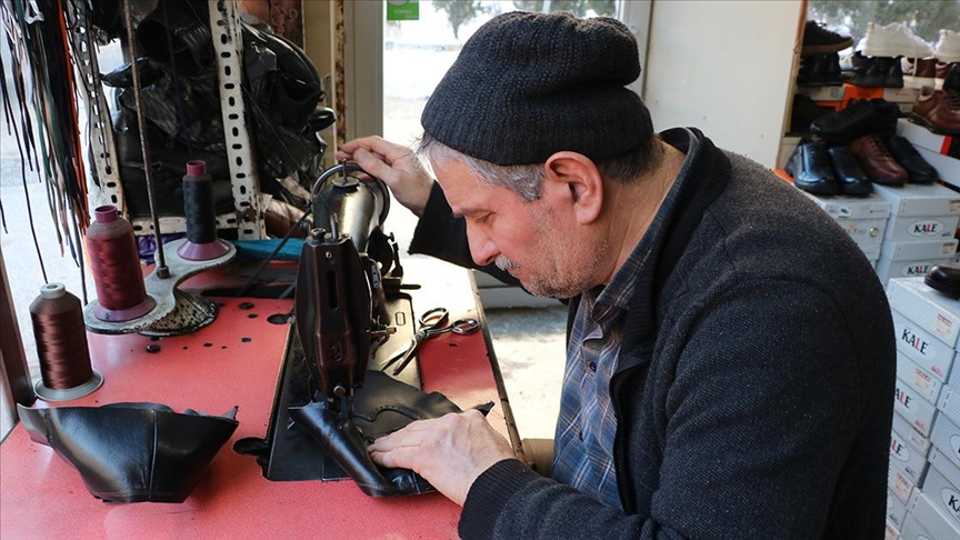 Yozgatlı Erol usta, 32 yıldır el yapımı ayakkabı üretiyor