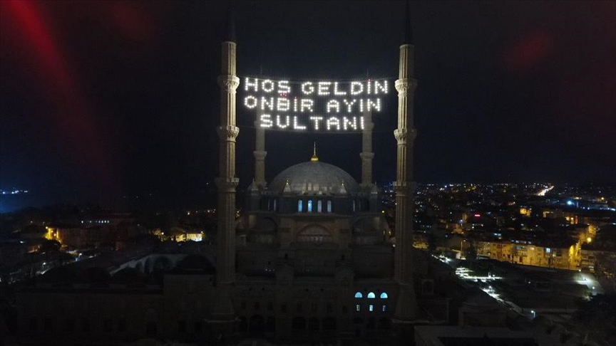 Selimiye Camisi'ne "Hoş geldin on bir ayın sultanı" yazılı mahya asıldı