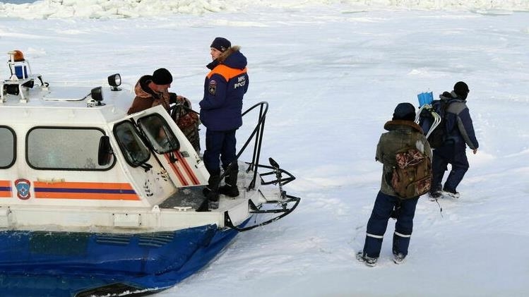 В Сахалинской области РФ со льдины спасают 200 рыбаков