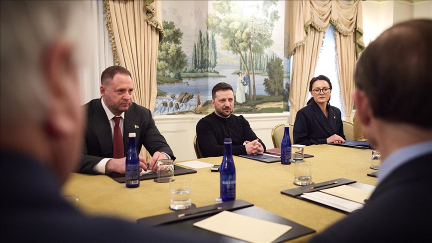 Ukrainian president meets with US senators, discusses military aid, security guarantees
