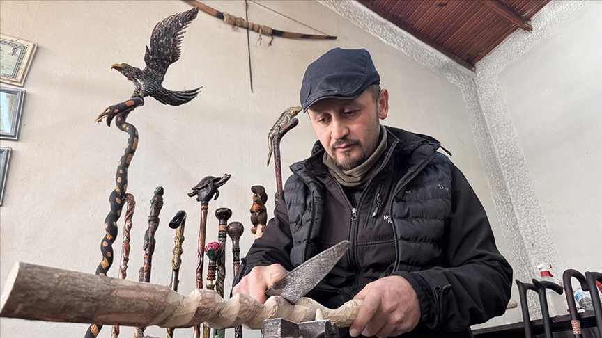 Zonguldaklı usta, hayvan figürü işlemeleriyle geleneksel Devrek bastonuna farklılık katıyor