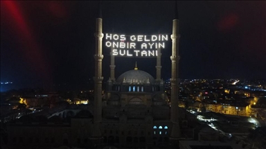 Selimiye Camisi'ne "Hoş geldin on bir ayın sultanı" yazılı mahya asıldı