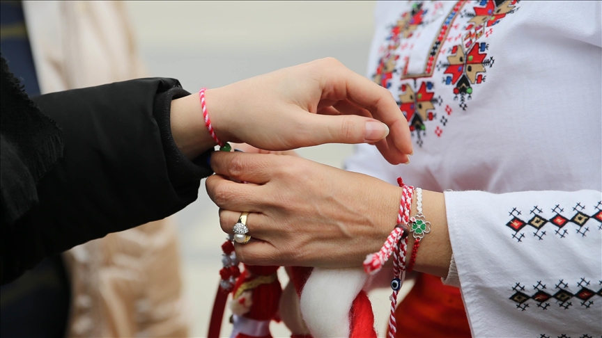 Edirne'de Bulgaristan'ın bahar geleneği olan "marteniçka" bilekliği dağıtıldı