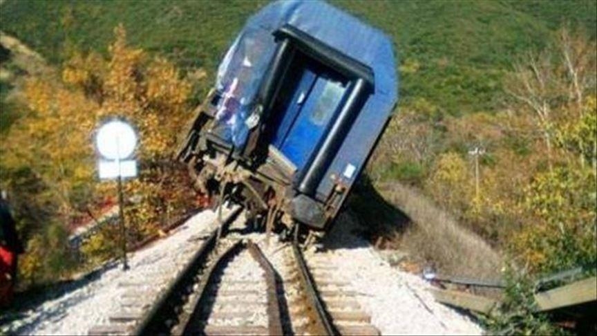 В Казахстане сошли в рельсов локомотив и 11 вагонов