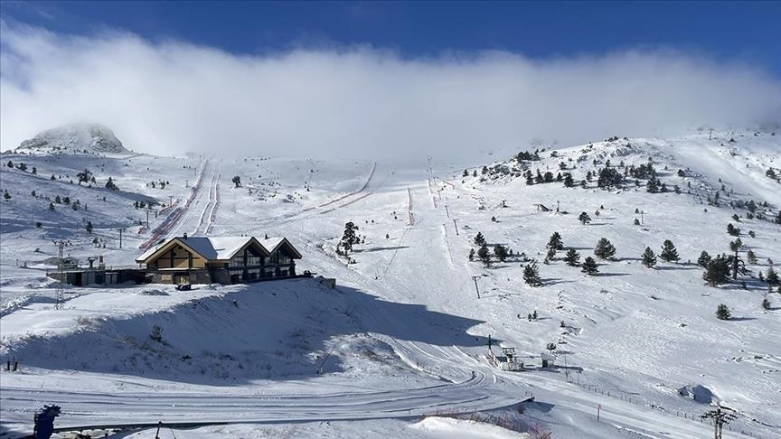 Kayak merkezlerinde en fazla kar kalınlığı 164 santimetreyle Kartalkaya'da ölçüldü