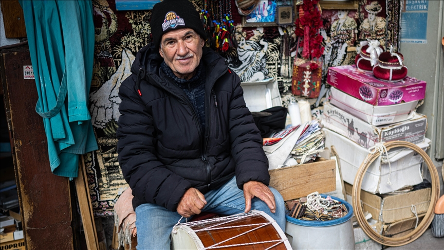Davul ustası Doğan, Ankara Kalesi'ndeki atölyesinde 40 yılı aşkın süredir baba mesleğini yaşatıyor