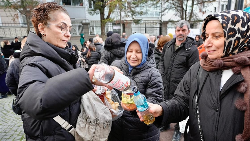 Oruç Baba Türbesi'nde ramazanın ilk iftarına yoğun ilgi