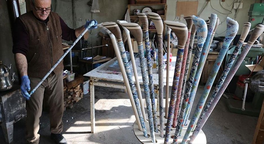 Mjeshtri i bastunëve vazhdon artin e trashëguar prej tre brezash