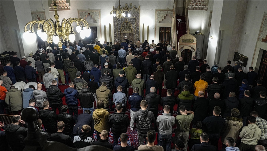 Muslimani u džamijama širom Zapadnog Balkana klanjali prvu teraviju