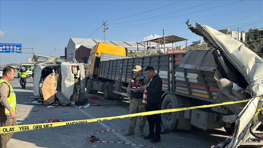 Hatay'da işçi servisinin tıra çarpması sonucu 6 kişi hayatını kaybetti, 8 kişi yaralandı