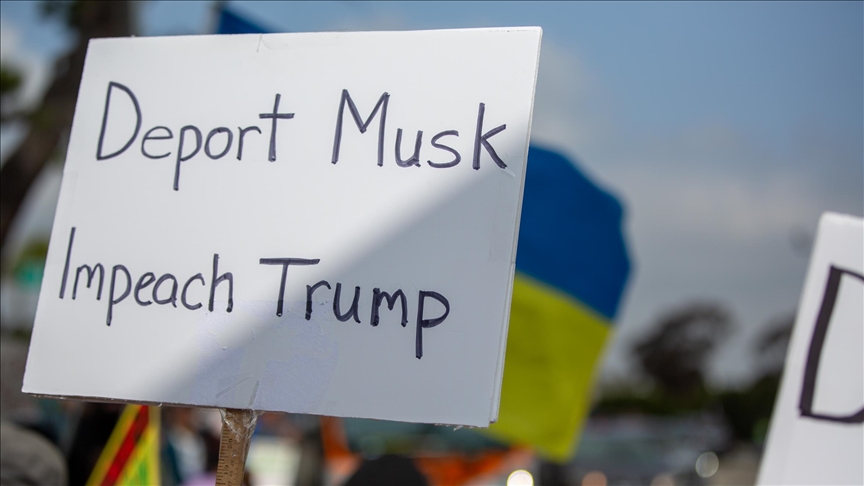 ABD'de DOGE'nin başındaki Musk, sahibi olduğu Tesla'nın mağazaları önünde protesto edildi