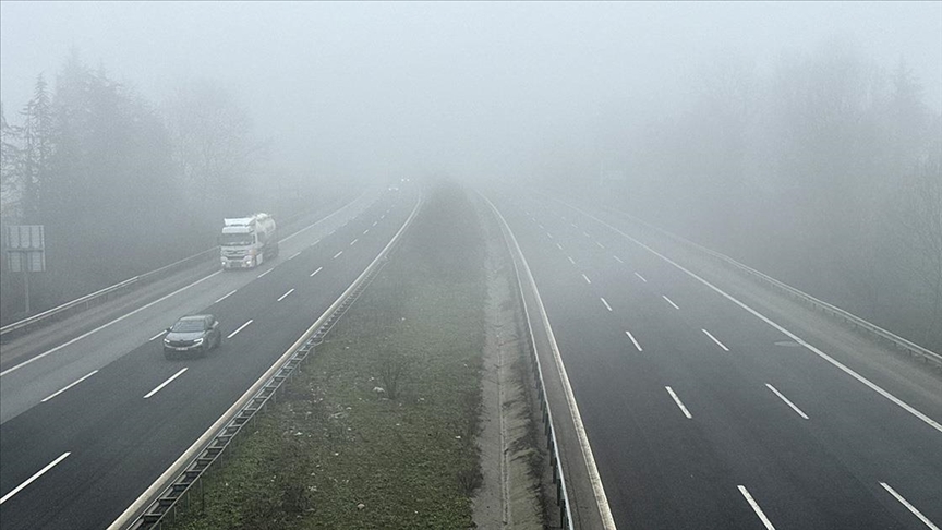 Anadolu Otoyolu'nun Düzce kesiminde sis etkili oldu