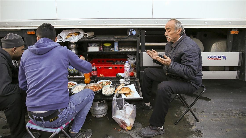 Tır şoförleri, ramazanı ailelerinden uzakta geçiriyor