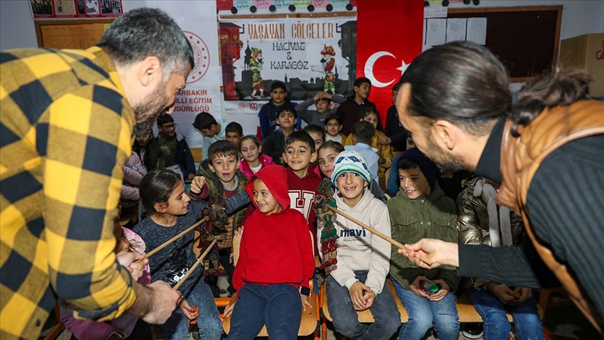 Öğretmenler, kırsaldaki öğrenciler için Hacivat-Karagöz oyununu perdeye taşıyor