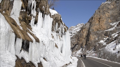 شکوه «صخره‌های گریان» در زمستان